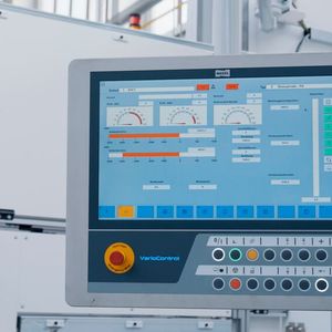 Blick auf die Steuerung einer Nagel-Honmaschine des Typs VL 15 respektive VL 30. Die MS-U-Steuerung sei über das Touch-Bedienpanel sehr leicht bedienbar.(Bild:  Nagel)