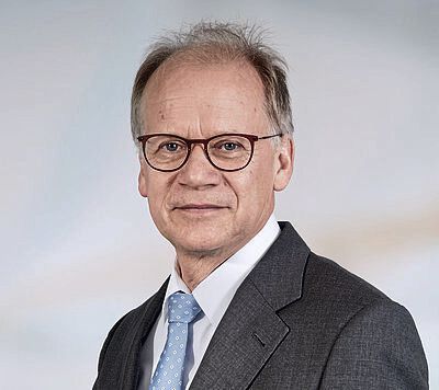 „Steigen die Kosten für die fossilen Energieträger, insbesondere die Kosten für die Emissionszertifikate, sinken die Differenzkosten der klimaneutralen Technologien gegenüber den konventionellen und entsprechend sinken deren Ausgleich“, so VDI-Experte Professor Harald Bradke.(Bild:  VDI)