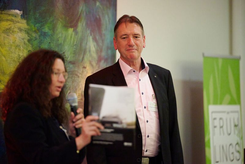 Impressionen vom ELEKTRONIKPRAXIS Frühlingsfest 2023 im Ketterer Kunst mit der Verabschiedung von Johann Wiesböck.  (Bild: © EYE AM CHRIS)