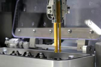 Ein speziell entwickelter Greifroboter, der für alle ringförmigen Teile gleichermaßen geeignet ist, legt das Objekt ohne es zu verformen im Messbereich der Ring-Inspection-Maschine ab. Die Konzeption des hochpräzisen Systems erfordert dabei keine genaue Positionierung. (MS3D)