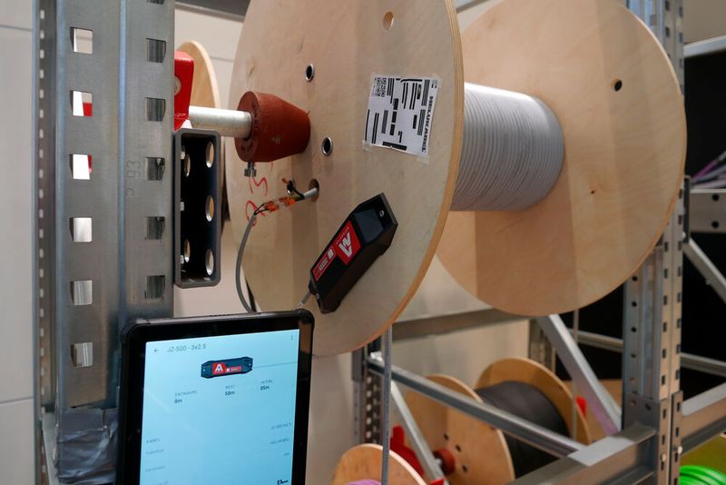 Schon wieder eine Kabeltrommel? Auch bei Helukabel hat man sich mit dem Messen von Kabellängen beschäftigt. Das Unternehmen holte dafür das Start-up Aufmaster ins Boot. Mit einem kleinen Gerät soll die Schreibarbeit und Dokumentation von Kabelverbräuchen auf Baustellen vereinfacht und digitalisiert werden. Der Techniker klemmt ein Kabel an das Gerät an, welches sofort die Kabellänge ermittelt und diese digital notiert. Wird von diesem Kabel ein Stück abgeschnitten, landet eine entsprechende Korrektur auf dem Dashboard.  (Bild: Sandro Kipar/VCG)