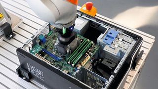 In Demonstratoren wird die Befundung und Demontage von Produkten sowie die datentechnische Verkettung dieser Prozesse getestet und weiterentwickelt.  (Bild: Fraunhofer IFF / Anne Bornkessel)