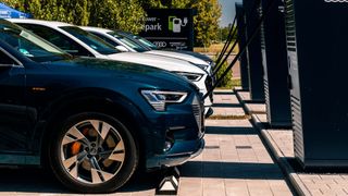 Käufer von rein elektrisch betriebenen Elektrofahrzeugen bekommen im Moment eine Förderung von bis zu 9.000 Euro.  (Audi)