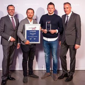 Ein weiterer dritter Platz ging an die Inhaber der eTower GmbH Konstantin Schmidt (2. v. l.) und Michael Knittel, umrahmt von Olaf Mußhoff (i.), Director Automechanika Frankfurt und »kfz-betrieb«-Chefredakteur Wolfgang Michel .  (Bild:  Stefan Bausewein)