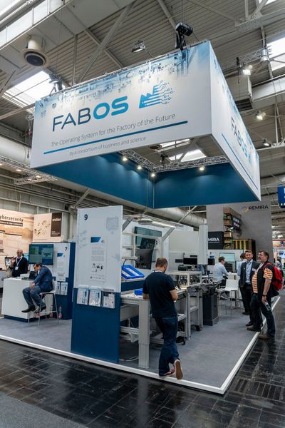 Bei Fab OS handelt es sich um ein Projekt des Fraunhofer IPA das 26 Projektpartner aus Wissenschaft und Industrie an einen Tisch bringt. Das Ergebnis soll ein Betriebssystem für die Produktion sein, das eine einheitliche Einbindung von IT und OT möglich macht. Das Zielbild ist ein System, welches Maschinen, Infrastruktur und KI-Dienste miteinander verbindet. Der Ansatz sieht vor, technologische Souveränität für KI-Anwendungen auf Basis von Open-Source-Komponenten zu gewährleisten. (Bild: Vogel Communications Group)