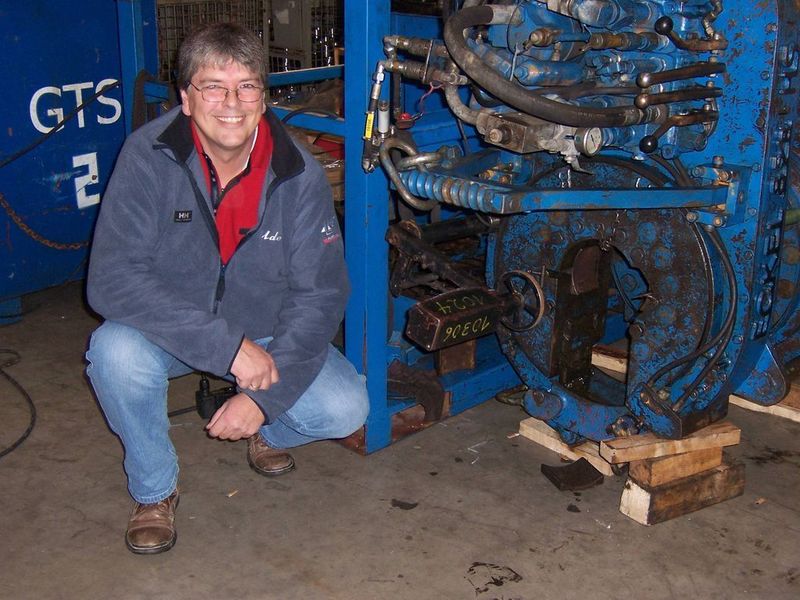 Udo Boerrigter (39), Geschäftsführer der GTS, inspiziert die Hydraulikzange 8 5/8“ mit Umdrehungszähler. Dessen Herzstück bildet ein Drehgeber 632 ATEX von Leine & Linde.   Bild: Leine & Linde (Archiv: Vogel Business Media)