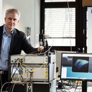 Für die hochauflösende Optische Kohärenztomografie (OCT), die Ärzten eine frühzeitige Diagnose von grünem Star, Krebs und anderen Krankheiten ohne Strahlenbelastung oder den Einsatz von Kontrastmitteln ermöglicht, hofft der deutsche Physiker Robert Huber in der Kategorie „Nicht-EPO-Staaten“ auf Unterstützung der Öffentlichkeit. 