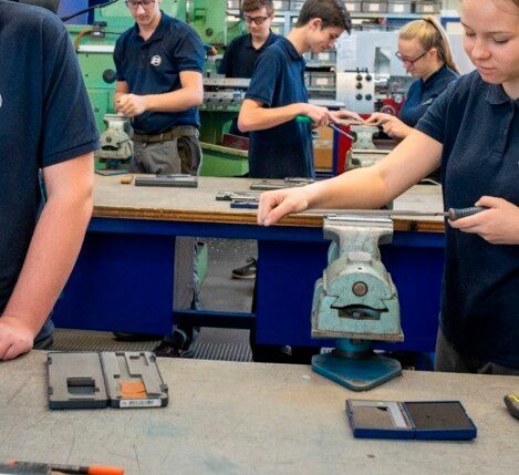 Was ist nach der Schule besser? Eine Ausbildung anfangen, wie hier? Oder lieber doch gleich ab ins Studium? Eigentlich ist es laut einer neuen Studie egal, wie man beginnt. Die Chancen – auch die beim Gehalt für Einsteiger – sind überall gut, wenn man es richtig angeht ...(Bild:  P. Ollmann)