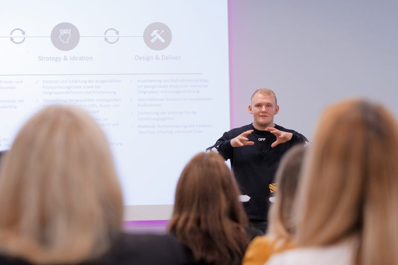 Dominic Multerer, Dominic Multerer GmbH Hinter Marken stecken immer Menschen, deshalb ist Dominic Multerer davon überzeugt, Emotionen im Marketing einzusetzen. Auch in Sachen Markenpositionierung seien Emotionen ein wichtiger Hebel. „Es geht bei der Markenpositionierung nicht um das Medium, sondern darum, wie man es interpretiert und gestaltet“, so Dominic Multerer in seinem Workshop. Er zeigte den Teilnehmern anhand des Beispiels „Twinner“ auf, wie eine Marke erfolgreich positioniert werden kann.   (marconomy © Andreas Burkhardt )