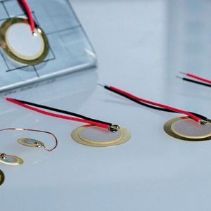 Kleine und große Sensoren mit knapp 1 cm beziehungsweise 2 cm Durchmesser zur Messung des Batterieladezustands.