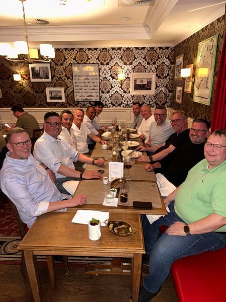 Diese Herren haben mit Claus Fischer (3.v. r.) die beste Unterhaltung am Tisch:(v. l.) Michael Podewils (Avaya), Holger Klenner u. , Fabio Albanini (Snom), Norbert Lohwieser (Jabra), Mohammed Dawuda (RUCKUS), Maximilian Klotz (Allnet), Timo Seidel (RUCKUS), Thomas Zalesjak (Open Systems), Vladimir Ivlev, Tomislav Mrkša und Jörg Legier (autphone) (Bild: Vogel IT-Medien GmbH)