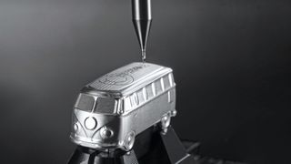 Der Bulli im Massstab 1:100 setzt die Leistungsfähigkeit der Bearbeitungszentren von Hermle optimal in Szene. (Bild: Hermle AG)