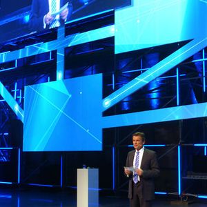 Daimler setzt auf Konnektivität. Wolfgang Bernhard, Chef des Unternehmensbereichs Trucks & Buses der Daimler AG, präsentierte in Düsseldorf auf dem „Campus Connectivity“ der Stuttgarter den Truck im Internet der Dinge. Für ihn „der Grundstein für die dritte industrielle Revolution.“