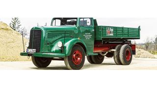 Der LK 315 aus dem Jahr 1955 ist einer der letzten Vertreter der „Hauber“-Generation. Ab diesem Zeitpunkt setzte Mercedes-Benz bei Lastwagen und Bussen auf das modernere Frontlenkerkonzept. (Bild:  Mercedes-Benz AG)