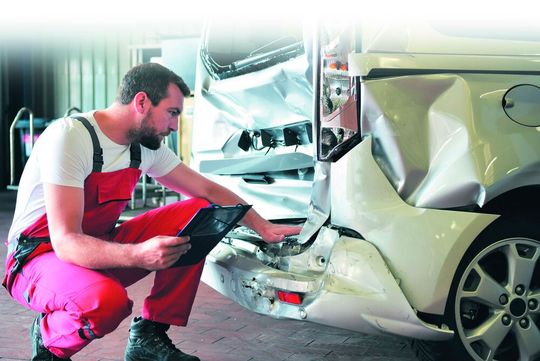 Die Weiterbildung richtet sich vor allem an Mitarbeiter in Karosserie- und Lackierbetrieben. Insbesondere jene, die Unfallschäden annehmen, kalkulieren und abwickeln.(Bild:  © industrieblick - adobe.stock.com)