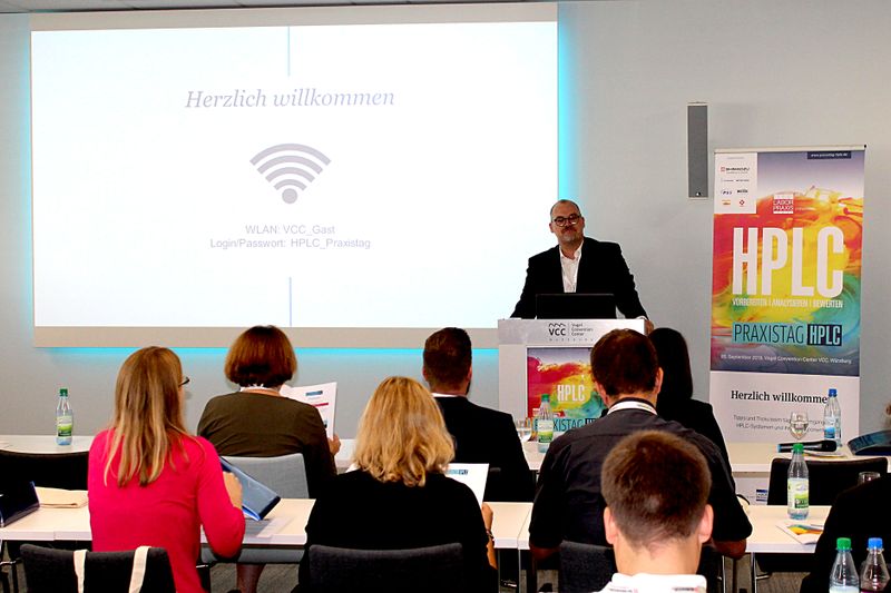 „Willkommen auf dem 4. HPLC-Praxistag in Würzburg.“ – Marc Platthaus, Chefredakteur der Laborpraxis und Moderator der Veranstaltung, begrüßt die Teilnehmer am 20. September 2018 in den Tagungsräumlichkeiten des Vogel Convention Centers. (Bild: LABORPRAXIS)