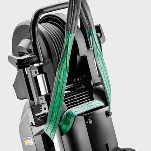 Die aufrecht konzipierten Modelle können an Aluminiumgriffen per Kran transportiert werden.(Bild:  Kärcher)