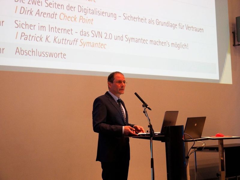 Der sächsische Innenminister Markus Ulbig bei seinem Grußwort zur Freischaltung des neuen Verwaltungsnetzes in Sachsen (Manfred Klein)