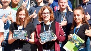 Zukunftsträchtig: Diese Schülerinnen und Schüler starten ins Praxistraining von "Invent a Chip", einem vom VDE und BMBF initiierten Wettbewerb für junge Tüftler.  (VDE Anja Rottke)