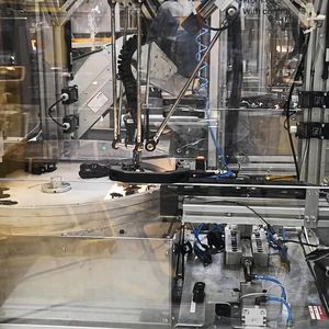 The Robofeed delta robot supports the assembly of Igus e-chains.(Image: Igus)