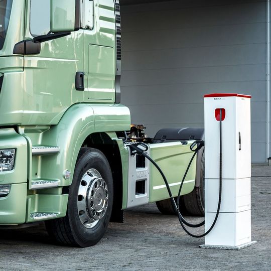 Ein Lkw an der Stromtankstelle: Weil die Ladezeit lang und die Reichweite klein ist, dürfte ein E-Truck für viele Speditionen derzeit keine Option sein.(Bild:  MAN Truck & Bus AG)