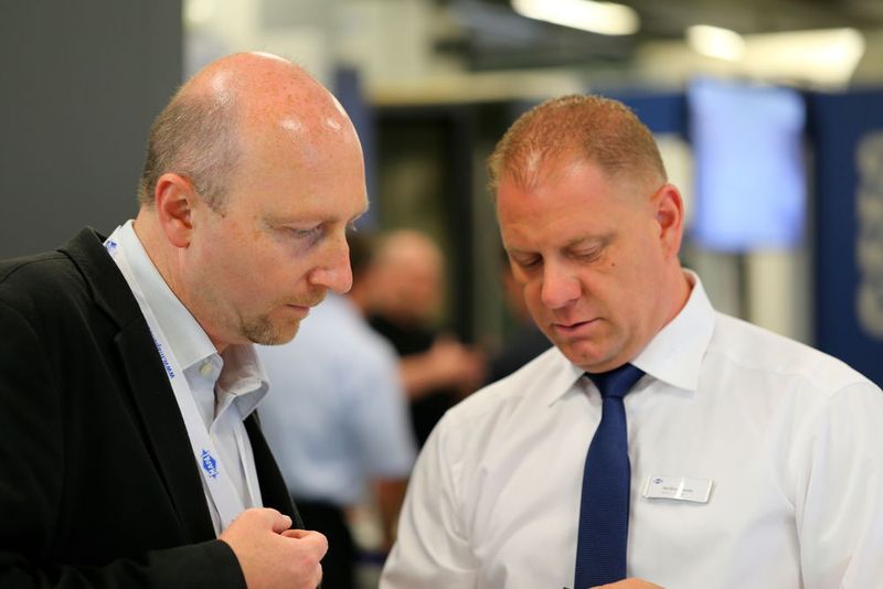 Besucher und Mapal-Entwicklungsexperten an den Fachpressetagen (Matthias Böhm)