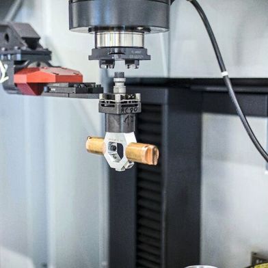 Automatic electrode feeding: Together with Sodick and Erowa, the Robot Compact 80 (ERC80) was integrated — including connection to the Zeiss measuring machine and chip-based job management. (Source: Sodick)
