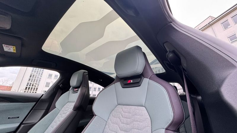 Per Knopfdruck lässt sich die Transparenz regulieren – mal freier Blick zum Himmel, mal Privatsphäre und Sonnenschutz oder irgendwas dazwischen. (Bild: Schreiner – VCG)