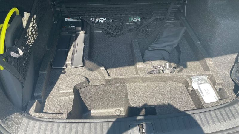 Unter dem Ladeboden ist nochmals Stauraum für Kleinteile. Das Ladekabel lässt sich am Radkasten gut verstauen. (Bild: Grimm – VCG)