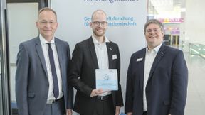 Verleihung des Preises Forschungsprojekt des Jahres 2026 an Eike Rodenbäck am 17. September 2026. (v.l.n.r.): Dr. Stephan Kohlsmann, Vorsitzender VDWFI, Eike Rodenbäck, DFKI, Dr. Alexander Broos, Geschäftsführer VDWFI. (Bild: Messe Stuttgart/Thomas Wagner)