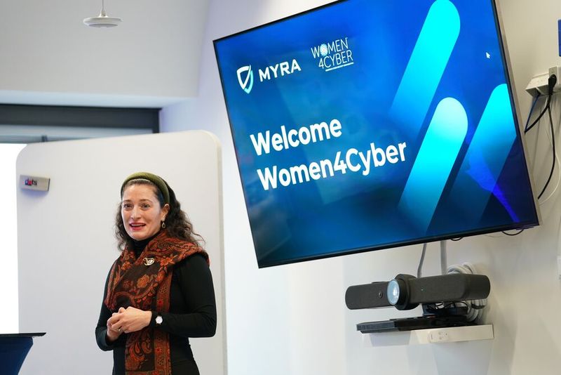 Katharina Schwarz, Head of Global Affairs bei Myra sowie Gründerin von KMS global, führte die Mitglieder durch das Treffen der Women4Cyber. (Bild:  Nicolas Armer)