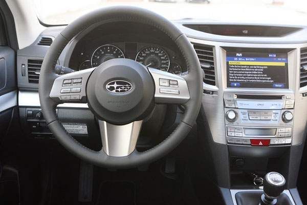 Übersichtlich und aufgeräumt: das Cockpit der Subaru-Newcomer (Archiv: Vogel Business Media)