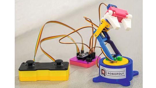 La FSRM lance son nouvel atelier de robotique FSRM-Kids, destiné aux jeunes de 11 à 15 ans et développé en collaboration avec Robopoly (EPFL).  (Source :  FSRM)