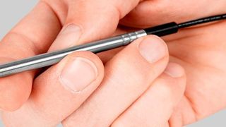 Vaisala führte die Feuchte- und Temperatursonde HMP9 im Miniaturformat für sich schnell ändernde Umgebungen ein. Sie eignet sich für Anwendungen wie die Einlassüberwachung in Trocknern, Luftaufbereitungsanlagen, Datenzentren, Prüfkammern und anderen Anwendungen zur Feuchtemessung, bei denen kein hoher Druck herrscht und die Temperatur unter 120 °C liegt. (Vaisala)