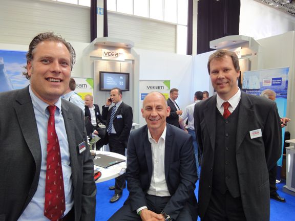 (v.l.) Guido Schmitz, Ingram Micro, Markus Hofbaur, VMware, und Wolfgang Troidl, Ingram Micro (Archiv: Vogel Business Media)