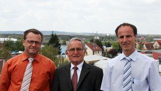 Adolf Klinkhammer, Gründer der Klinkhammer Group, feierte seinen 75. Geburtstag und übergab seinen Söhnen Detlef (links) und Frank Klinkhammer (rechts) das Ruder. (Archiv: Vogel Business Media)