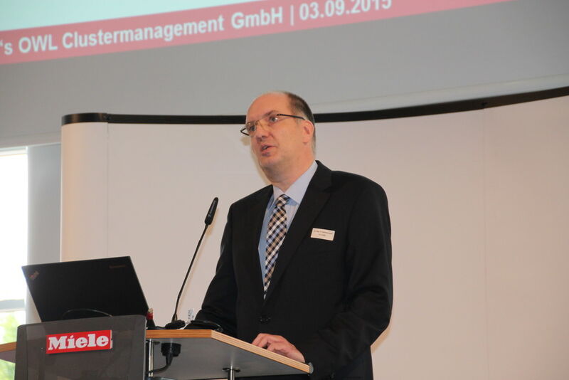 Dr.-Ing. Peter Ebbesmeyer, Leiter Technologietransfer von it's OWL Clustermanagement, referierte über 