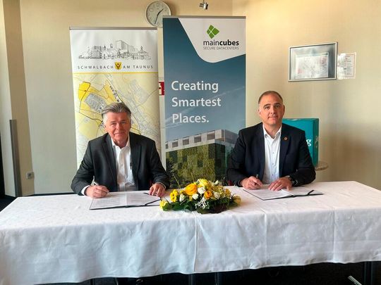 Dirk Gerber, Geschäftsführer der Süwag Grüne Energien und Wasser (links) und Alexander Immisch, Bürgermeister der Stadt Schwalbach (rechts) bei der feierlichen Vertragsunterzeichnung.(Bild:  Paula Breukel)