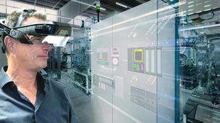 Die Produktivität steigern: Die im Projekt „Glass@Service“ entwickelte AR-Brille kam bei Siemens unter anderem beim Rüsten eines SMT-Bestückungsautomaten zum Einsatz. (Siemens)