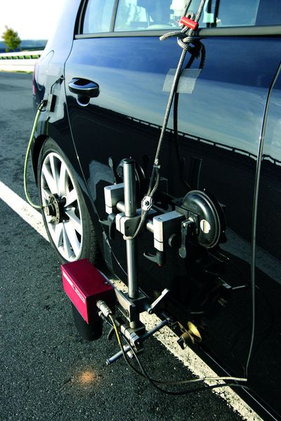 Das umfangreiche Mess-Equipment des Testwagens dokumentierte die Ergebnisse des Bremsvergleichs Jurid- gegen Zubehörbremsbelag auf dem Automobil-Testgelände in Boxberg.  (Foto: Honeywell)