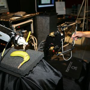 ür die Chirurgenausbildung muss das Gerät das bei der Operation entstehende Gefühl originalgetreu wiedergeben, sonst nützt es nichts.