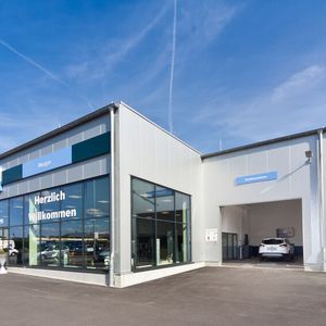 Das Kundenzentrum der freien Werkstatt wartet mit großer Glasfassade auf.(Bild:  Michael Ehlers)