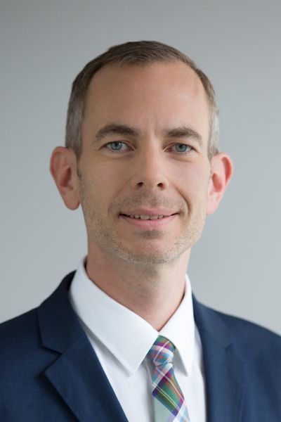 Andre Hansel von Microsoft: „Das Surface Studio lässt sich per Touch und Stift bedienen. Das hochauflösende 28-Zoll 4K-Display lässt sich dank eines speziellen Zero-Gravity Scharniers mit einer Hand in einen 20 Grad Winkel bringen. In Kombination mit Zubehör wie den Surface Dial wird es so zu einer digitalen Zeichenfläche für den Konstrukteur.“  (Microsoft)