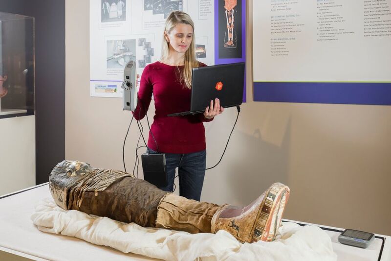 Anna Galdina von Artec scannt die Mumie ein: „Das einzige, was den Scan etwas schwieriger machte, war die Bitte des Museums, den Scanner nicht direkt über die Mumie zu halten. Das schränkte das Spektrum an Winkeln ein, aus denen ich sie scannen konnte. Doch da der Scanner so vielseitig ist, war auch das keine große Sache.“
 (Artec 3D)