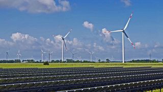 Dieser Solar- und Windpark liefert Grünstrom. (Bild: gemeinfrei)