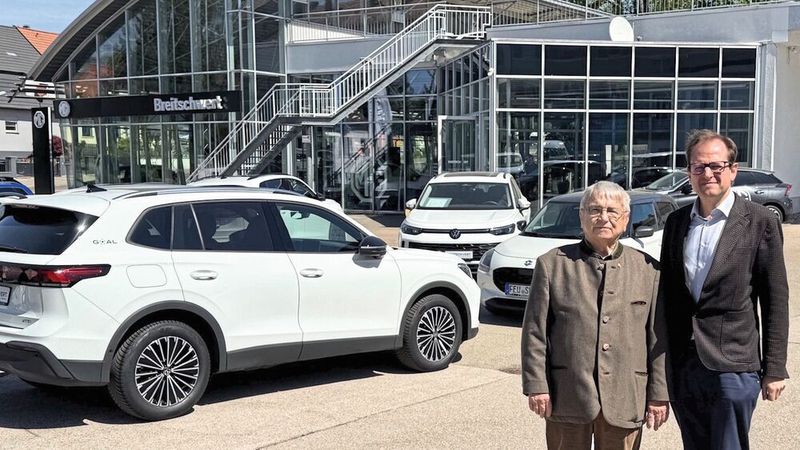 Klaus Dieter Breitschwert (l.) freut sich auf die gemeinsame Arbeit mit Oliver Herbst.(Bild:  Autohaus Breitschwert)