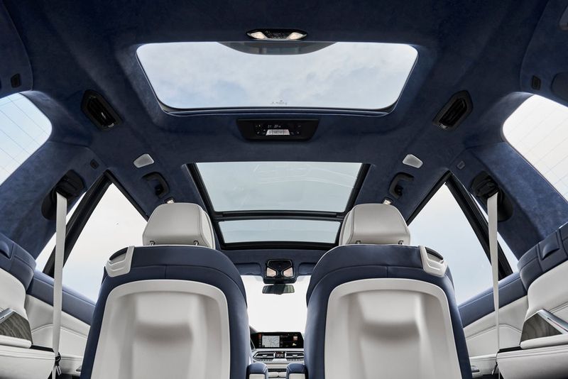 Ein riesiges zweigeteiltes Panoramaschiebedach durchflutet den Innenraum mit viel Licht. (BMW)