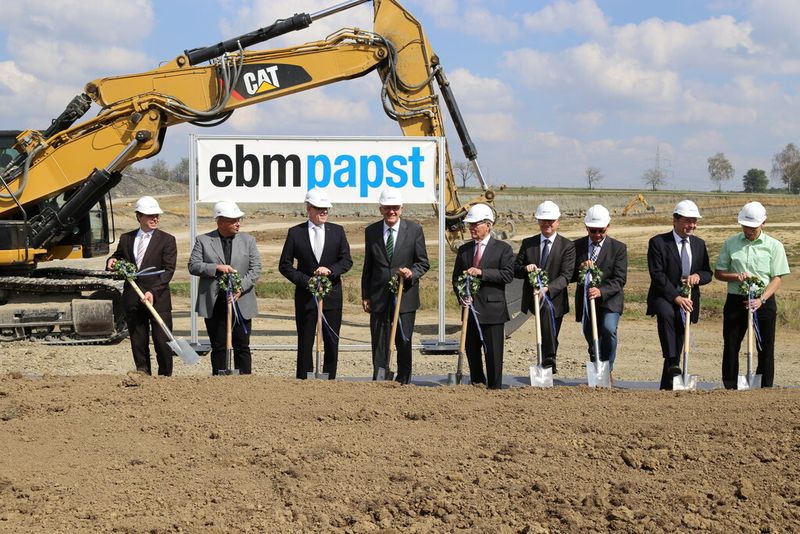 Robert Böhnel (Bürgermeister Mulfingen), Lorenz Kraft (Architekturbüro Kraft + Kraft), Rainer Hundsdörfer (Vorsitzender der Geschäftsführung der ebm-papst Gruppe), Baden-Württembergs Ministerpräsident Winfried Kretschmann, Gerhard Sturm (ebm-papst Gründer/Vorsitzender des Beirats), Gotthard Wirth (Erster Landesbeamter), Karl-Heinz Dorsch (Bauunternehmen Stauch), Stephan Schölzel (Logistikleiter ebm-papst Mulfingen) und Siegfried Götzelmann (Stellv. Betriebsrat ebm-papst Mulfingen) (v.l.) beim Spatenstich. (Bild: EBM-Papst)