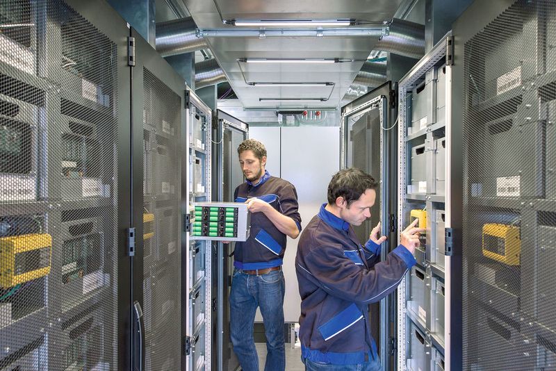 Das modulare Batteriespeichersystem Energy Neighbor von Varta Storage und der TU München soll helfen, Strom aus Wind- und Solaranlagen zu speichern. (Andreas Heddergott / TU Muenchen)