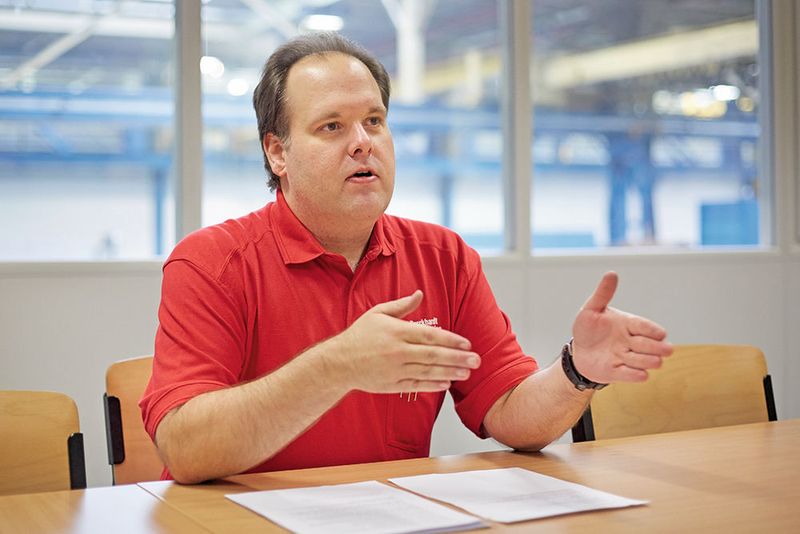 Roman Dünner, Technical Supervisor CNC – Large Parts Manufacturing, Burckhardt Compression AG, Winterthur: «Die Scharmann Ecoforce ersetzt uns – grob geschätzt – eineinhalb übliche Maschinen.» (Starrag/Ralf Baumgarten)